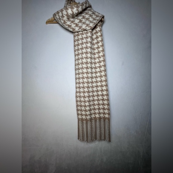 Banana Republic Wool and Angora Blend Houndstooth Scarf in Tan Cream One Size - Picture 2 of 3